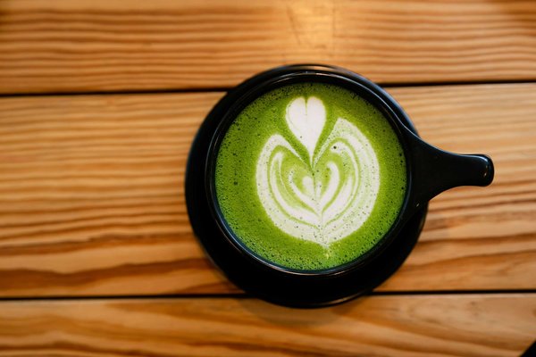 Comment la consommation de thé matcha peut-elle influencer l'énergie et la concentration au travail?