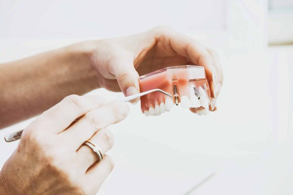 Quelles sont les meilleures pratiques pour maintenir une bonne santé bucco-dentaire chez les personnes âgées?