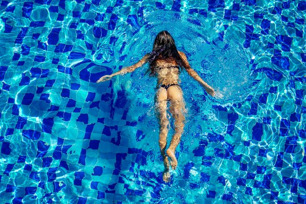 Comment les exercices d'aquagym peuvent-ils aider à soulager l'arthrose du genou?