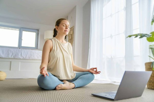 Quelles pratiques de méditation sont efficaces pour réduire la douleur lombaire chronique?