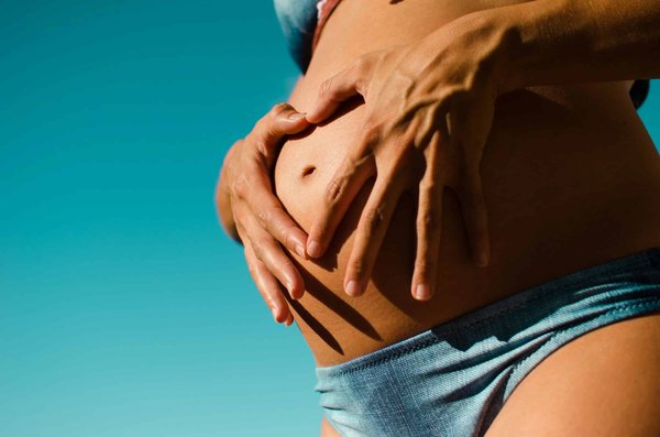 Quels sont les signes précoces d'une grossesse extra-utérine et que faire en cas de suspicion ?