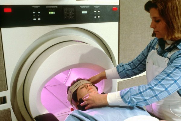 Quels sont les avantages de la thérapie par la résonance magnétique pour les patients atteints de douleurs chroniques?