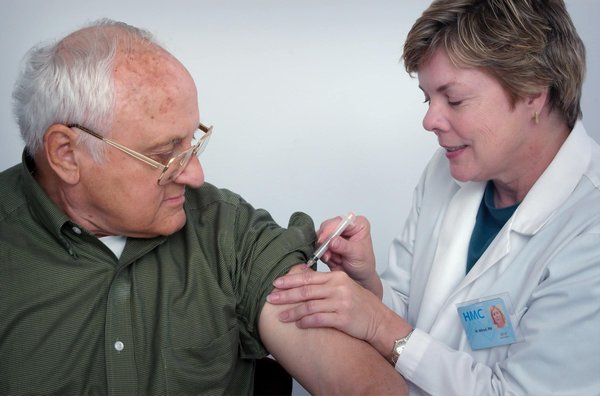Quelles sont les stratégies pour la prévention des escarres chez les patients alités à long terme?